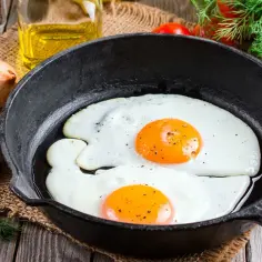 Ile kalorii ma jajko sadzone na oleju? Sprawdź, co wpływa na kaloryczność