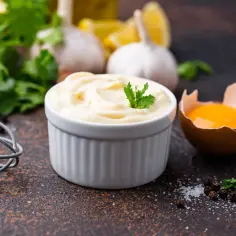 Ile kalorii ma majonez light? Porównanie różnych marek i ich wartości